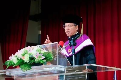 上海市工商联工业品服务商会理事曾鸿炼先生 出席圣约翰科技大学毕业典礼并致辞